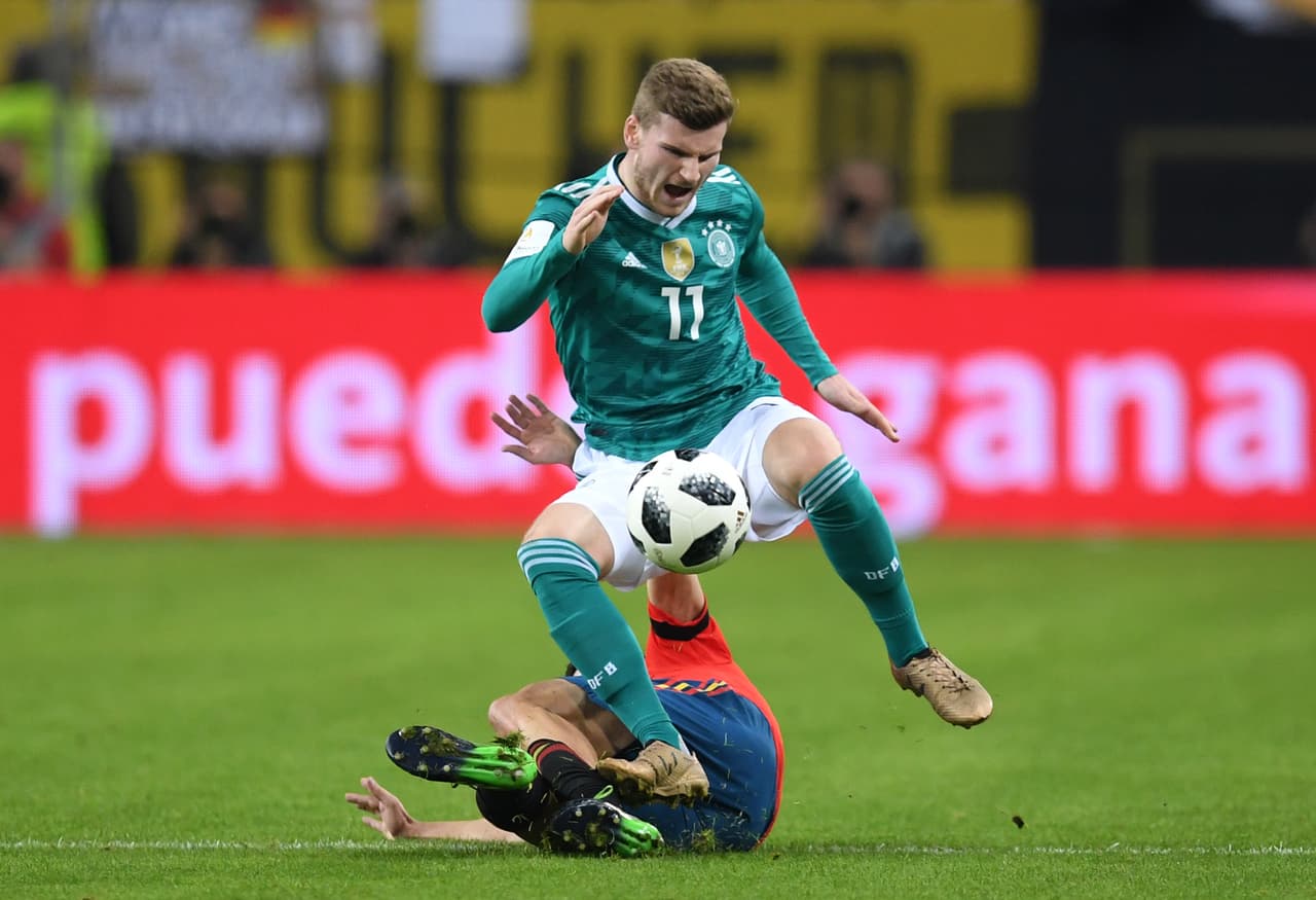 11-
<b>Timo Werner (3).</b> Muy veloz, pero decidió mal en todas las jugadas. Cuando tenía que pasar, tiraba. Y viceversa. Sacó ventaja con su rapidez, pero le faltó presencia ofensiva, el gran problema de Alemania. En este partido lo suyo fue un timo...