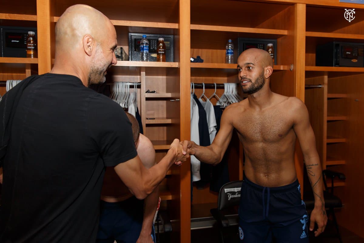 En el vestuario del Yankee Stadium, Guardiola saludo a las figuras de la franquicia de la MLS, como el delantero brasileño Heber.