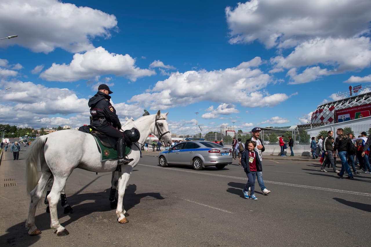 Vigilando todo mientras los aficionados iban llegando poco a poco.