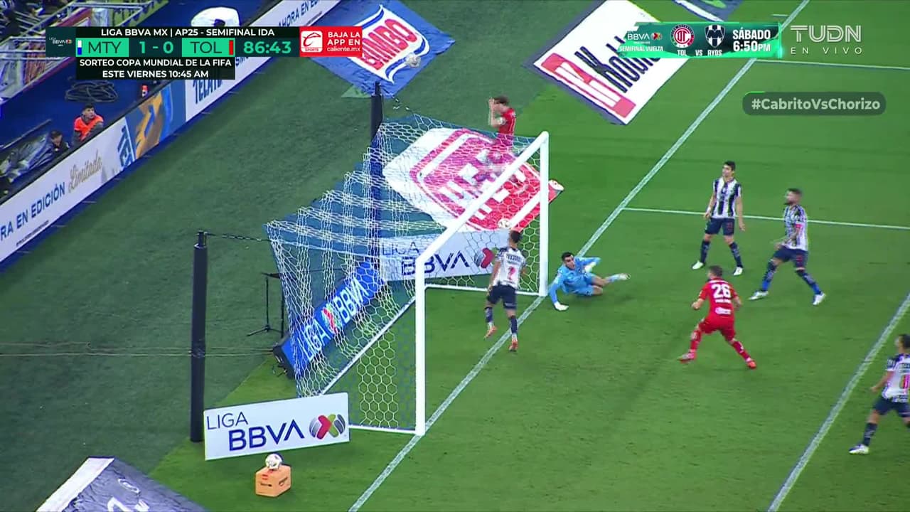 ¡TIRO ATAJADO! disparo por Marcel Ruíz.