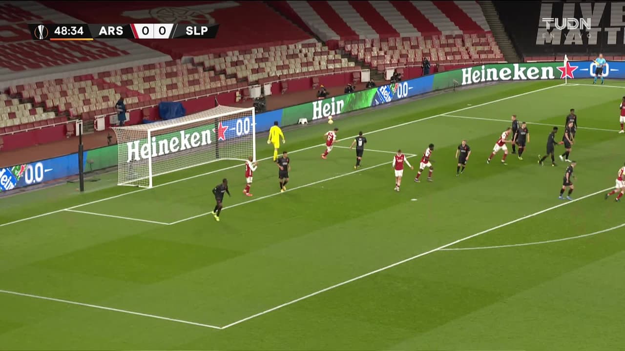 ¡CERCA! Willian Borges Da Silva disparó que se estrella en el poste.