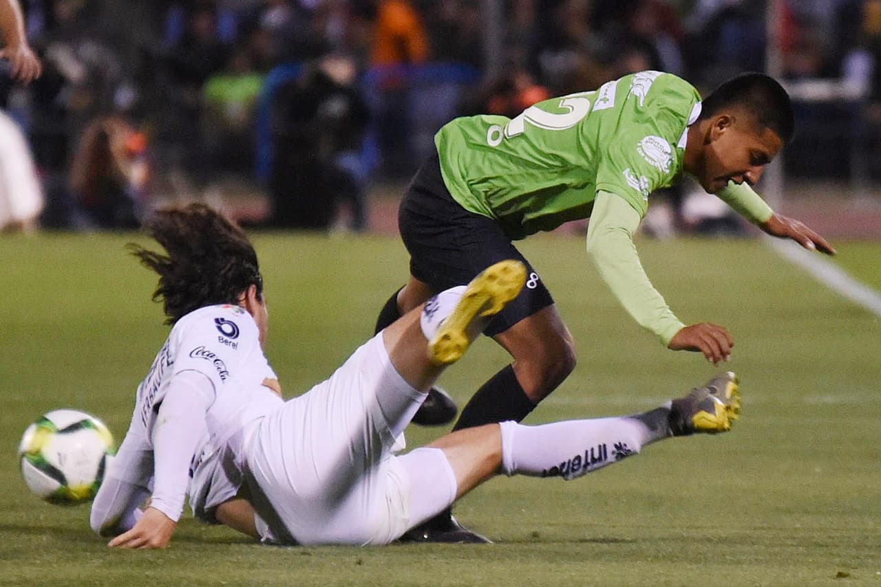 Rodrigo González de Pumas recibió a los 46 minutos de tiempo corrido su segundo cartón amarillo con lo que era expulsado del encuentro, dejando a los universitarios en un predicamento.