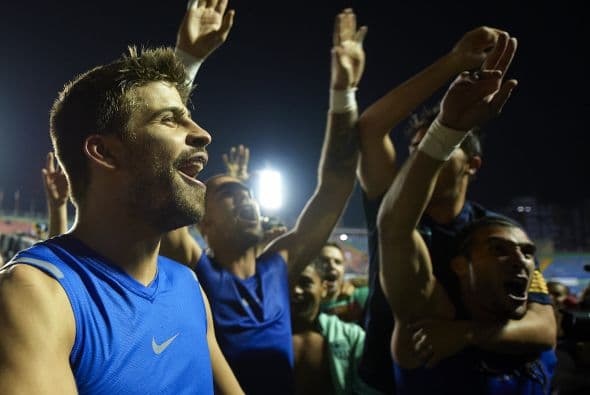 Gerard dirigía a sus compañeros a la hora de los cánticos.