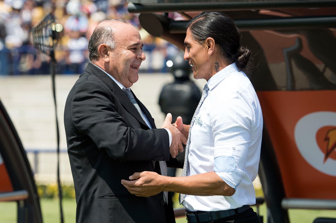 Paco Palencia y Juan Antonio Luna se saludan previo al arranque del encuentro.