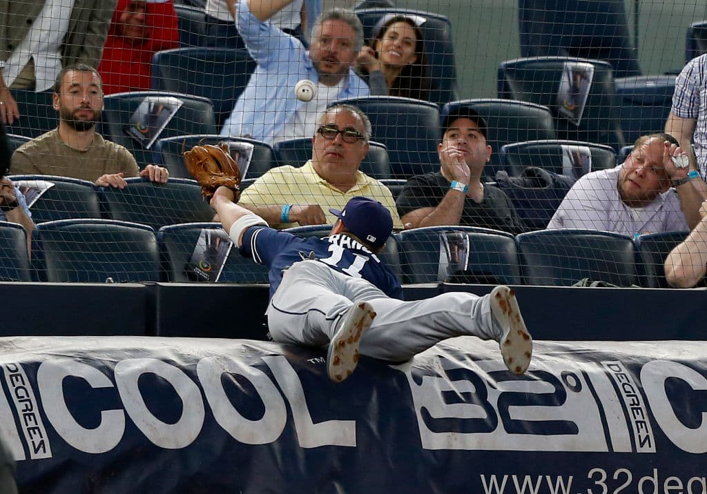 San Diego escapó en la séptima entrada con un elevado del dominicano Gary Sánchez, Craig Stammen lanzó la octava y el exrelevista de los Yanquis, Kirby Yates, trabajó la novena para su 21er salvamento en 21 oportunidades.