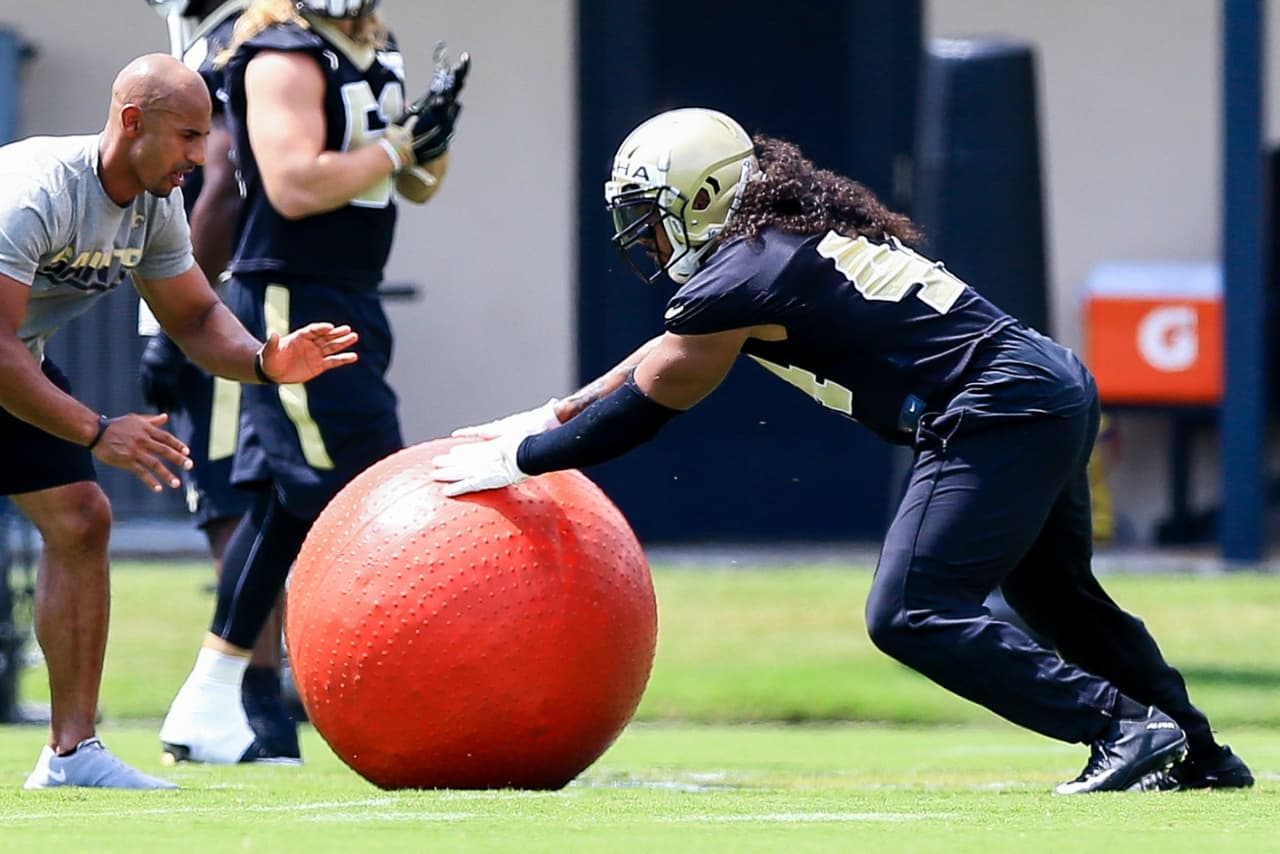 Hau'oli Kikaha durante las OTAs de los Saints.