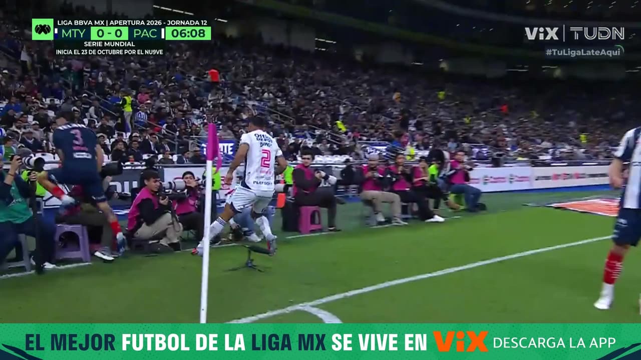 ¡Con cuidado! Arteaga llegó con todo y se llevó puesto hasta a un camarógrafo