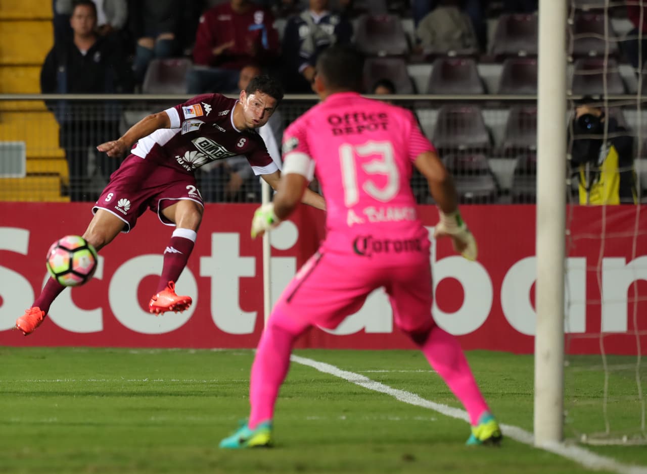El Saprissa, claro dominador del juego, tuvo un buen manejo de la pelota y rapidez por las bandas, fortalezas del equipo comandado por el costarricense Carlos Watson.