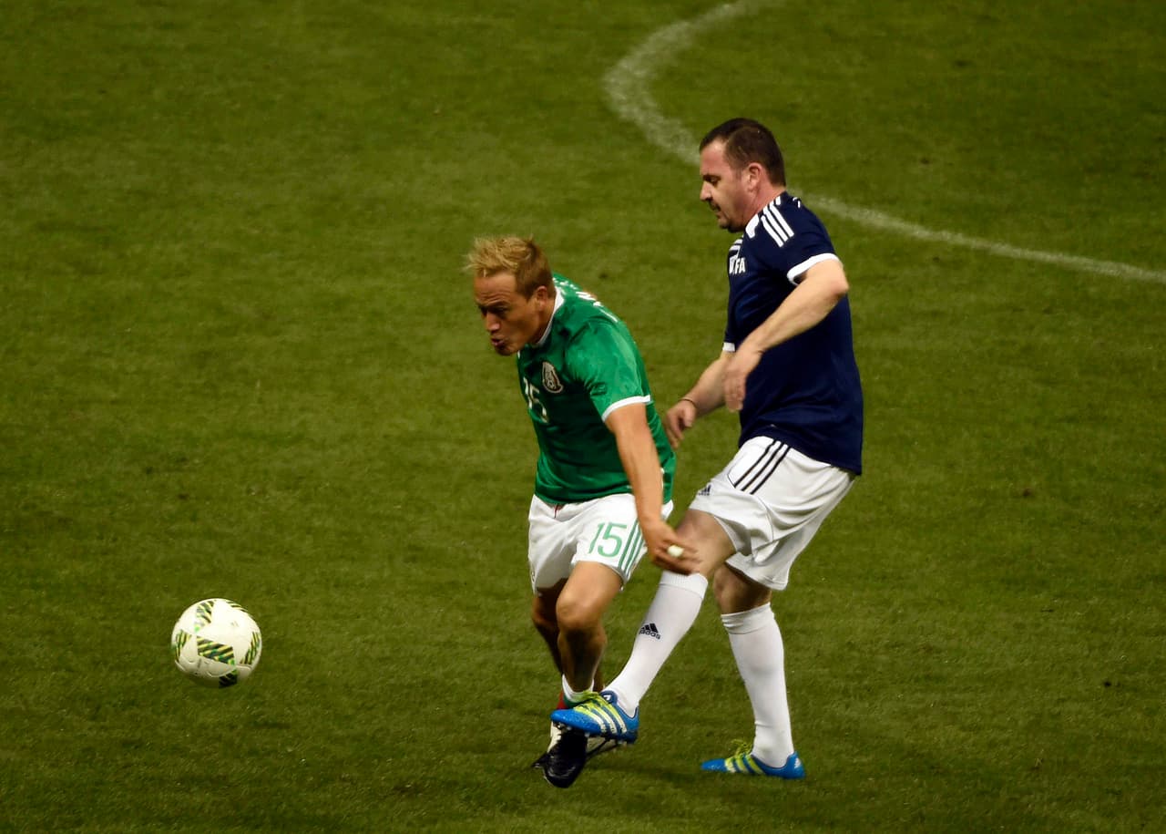 Para el complemento, el argentino Pablo Aimar entró a la cancha y logró el empate a cuatro tantos, y le dio la vuelta al partido. Más tarde el "Matador" Hernández (foto) emparejó los cartones a cinco.