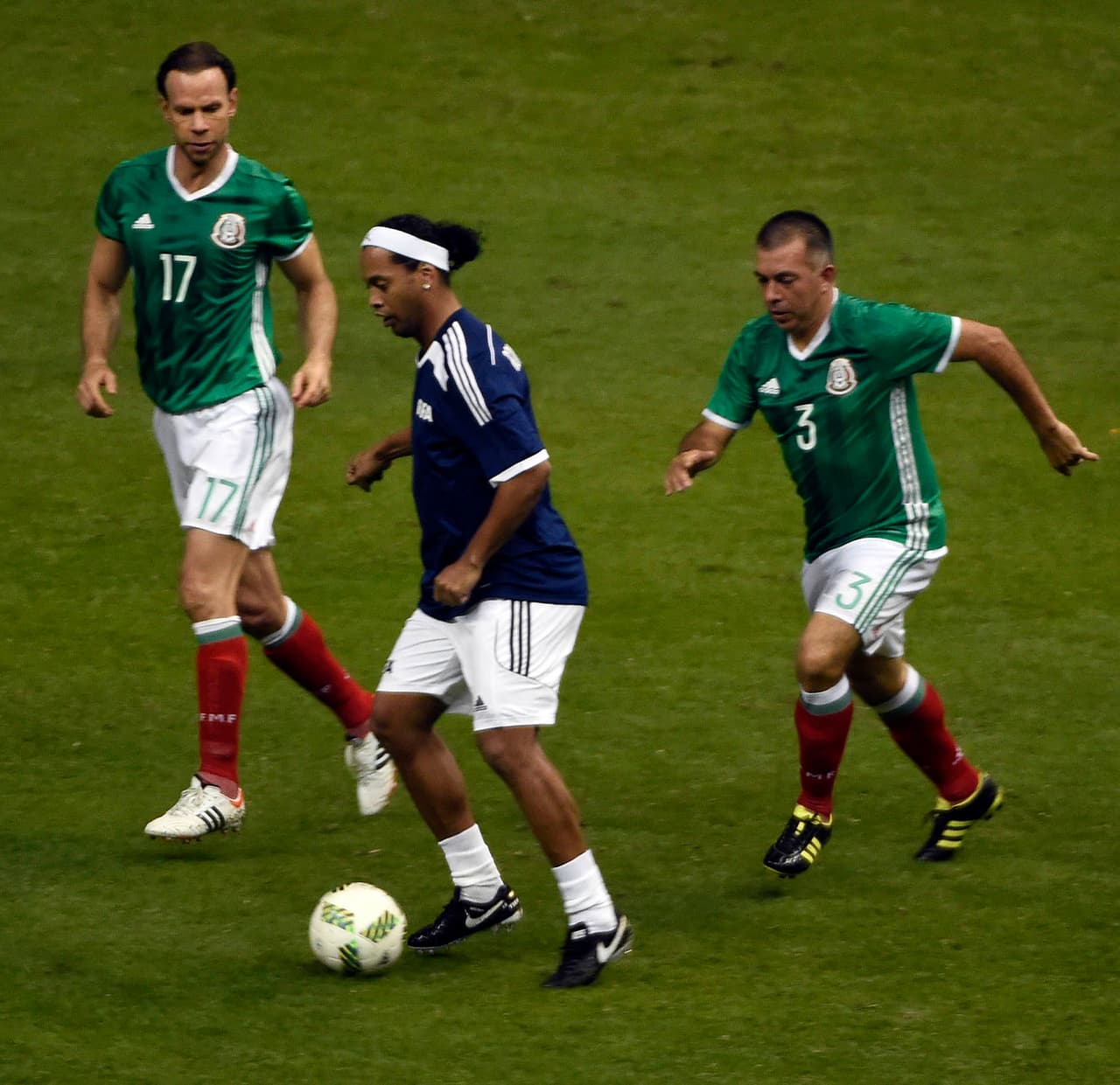 "Payaso" Aimar logró su triplete para el 7-6 y cerca del final lograron el empate. El brasileño Ronaldinho Gaucho (foto) le dio la voltereta al poner el 8-7.