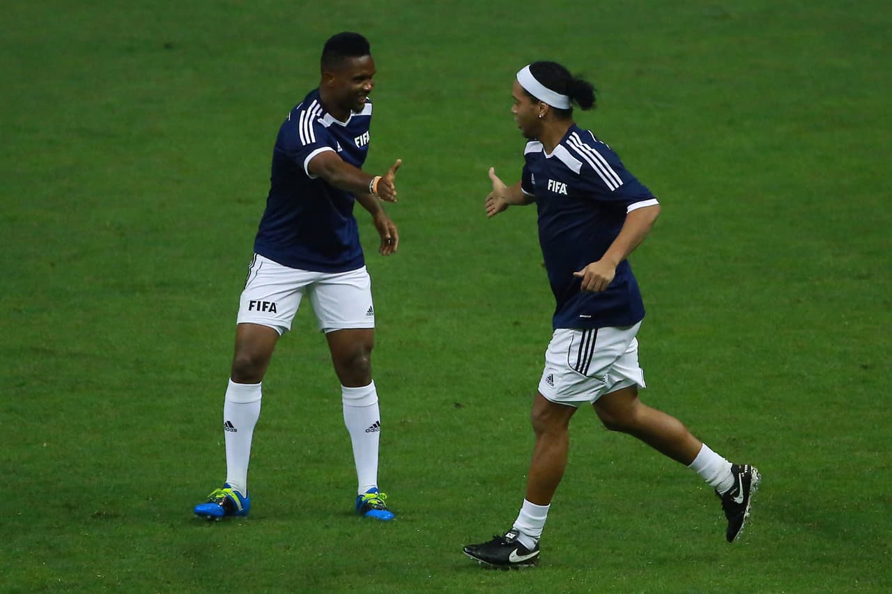 Eto'o felicitó a su compañero Ronaldihno.