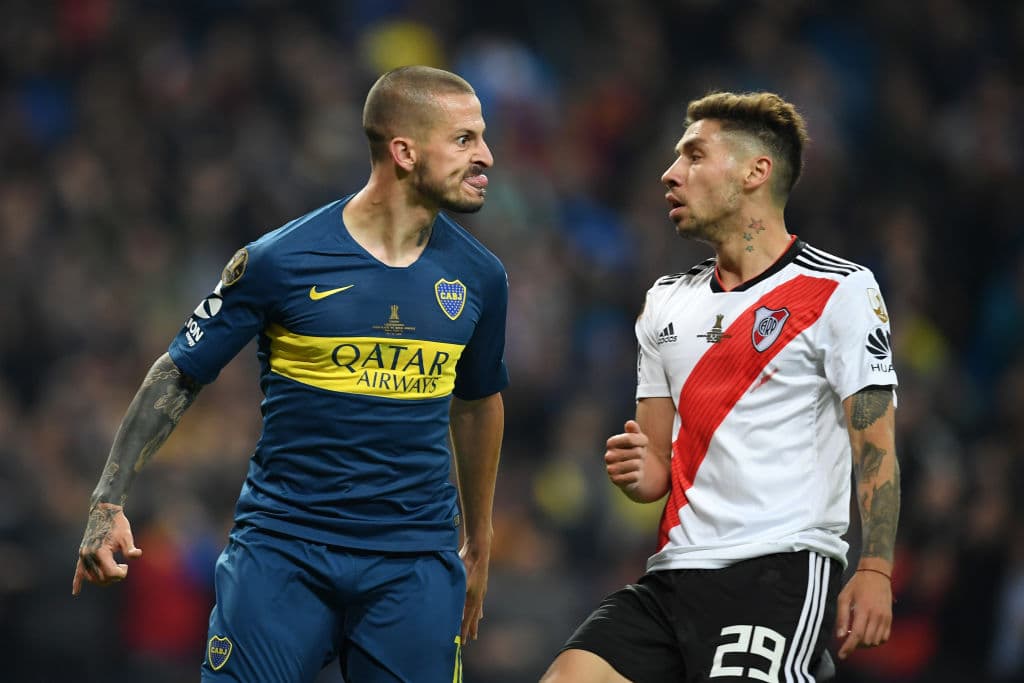 Darío Benedetto con este particular gesto a Gonzalo Montiel durante la celebración del gol.