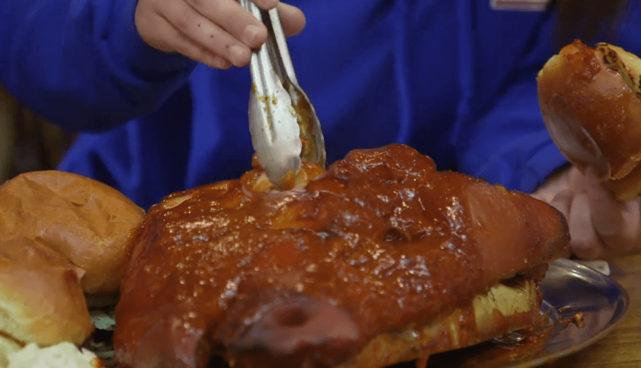 Las tres parejas participantes de la Carrera de la Copa Oro disfrutaron de un platillo típico de Cleveland, una cabeza de cerdo rostizada, en uno de sus retos para ganar el gran premio.