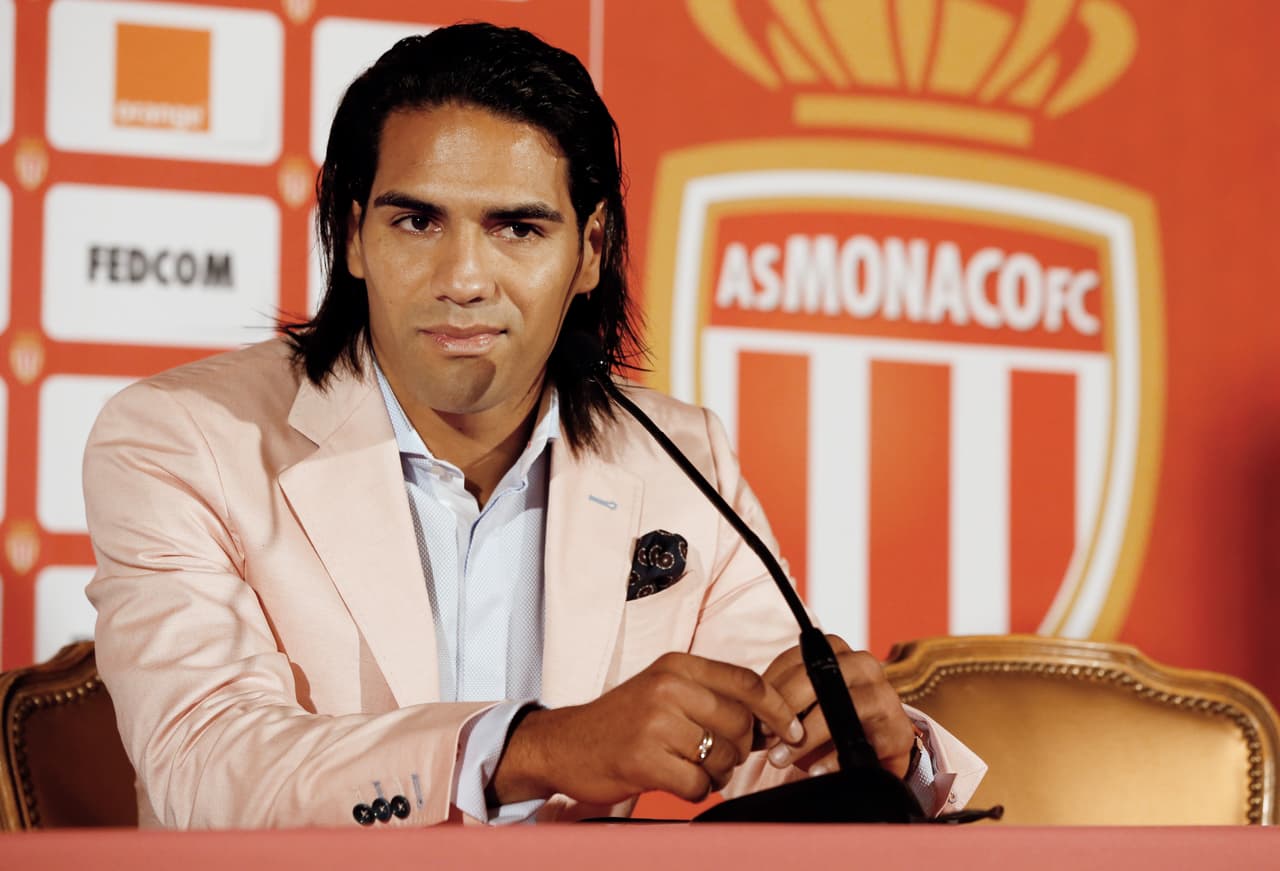 Con la gloria encima, Falcao salió del club español para jugar en un reimpulsado Mónaco, que acababa de ascender a la Ligue 1. Los del Principado pagaron 63 millones de euros y le aseguraron al 'Tigre' un salario de 14 millones de euros anuales, siendo el colombiano mejor pago de la historia.