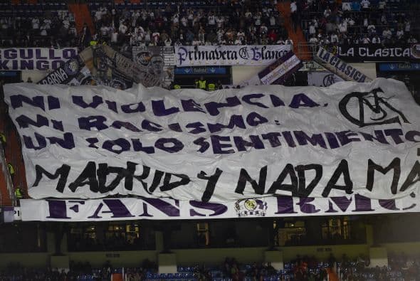 Ya en otros partidos hubo manifestaciones contra la violencia, como esta pancarta que habían desplegado seguidores del Real Madrid.