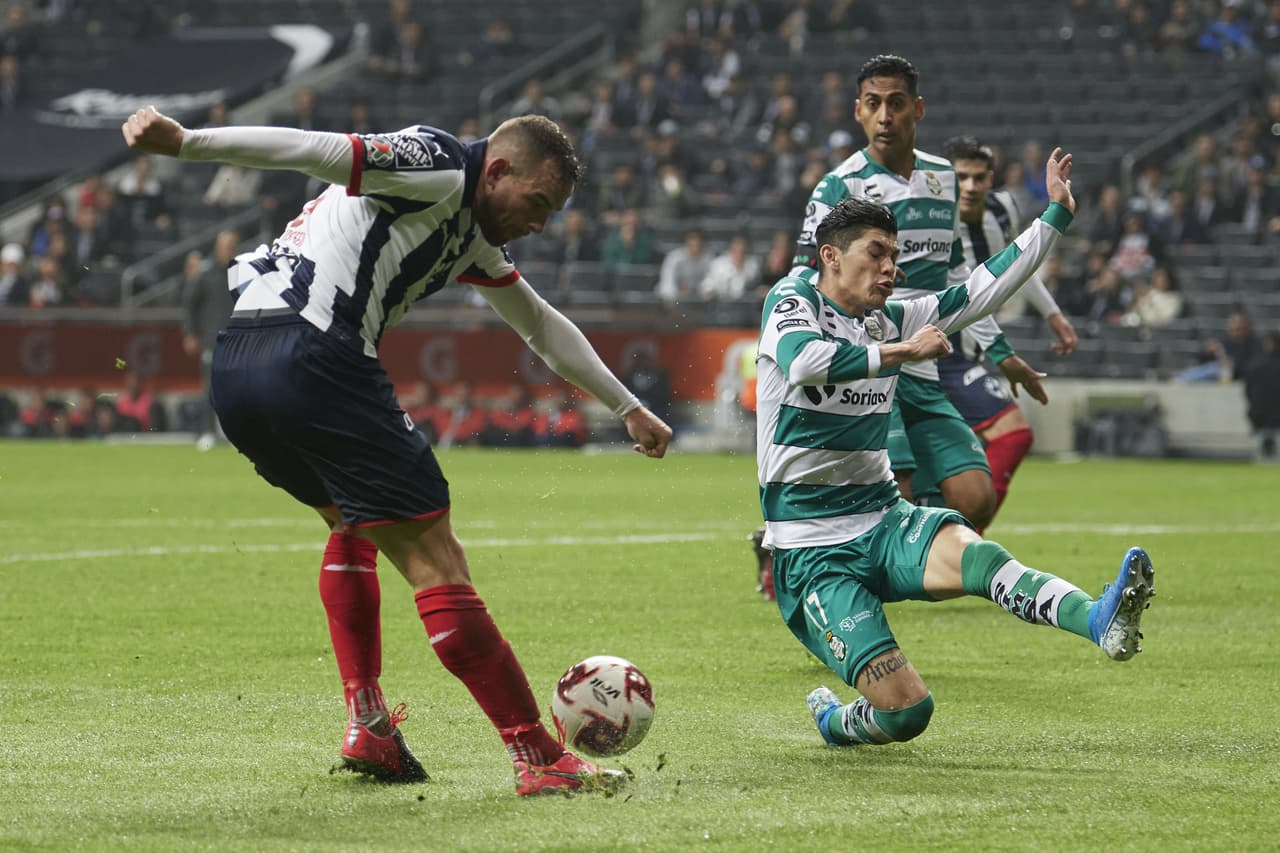 Vincent Janssen desbora y manda el centro, pero la pelota es rechazada la defensa y la jugada termina en un tiro de esquina.