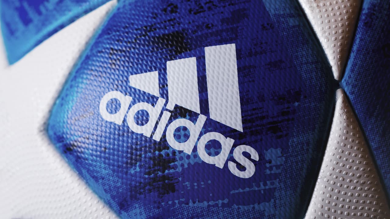 Este diseño tiene como particularidad que el azul toma mayor protagonismo, cuando antes el blanco era más visible en el diseño de los esféricos.