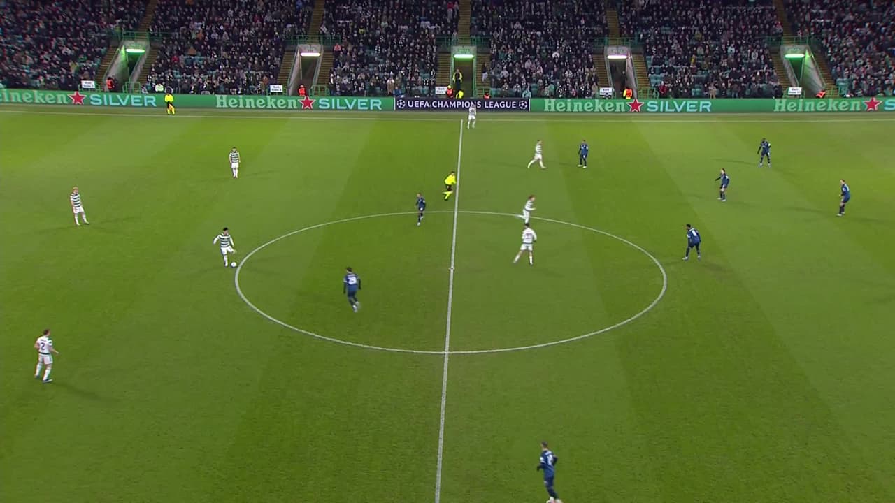 Arranca el partido y la pelota está en juego.