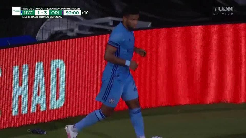 ¡CERCA!. Alexandru Mitrita disparó que se estrella en el poste.