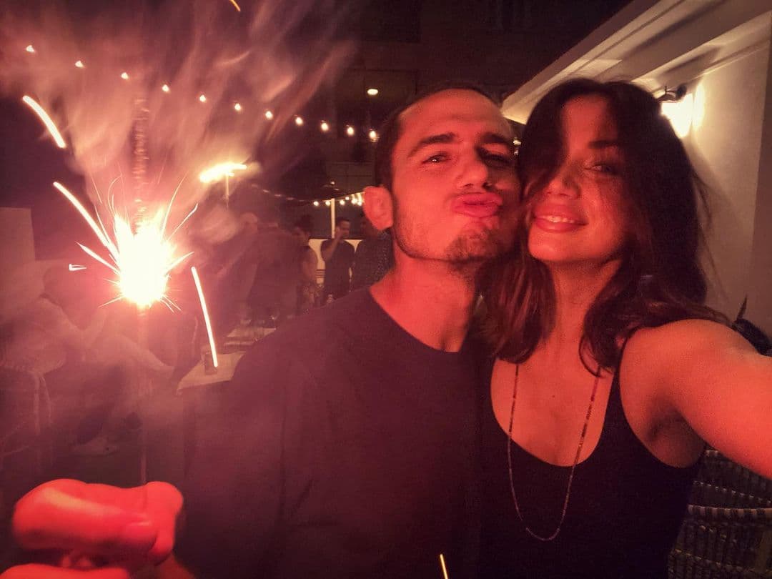 Javier Caso es el hermano de la actriz que al parecer es un fotógrafo y vive en Cuba