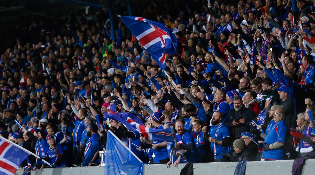 La afición en Reykjavík colmó las tribunas del estadio Laugardalsvöllur en este histórico partido para el fútbol islandés.