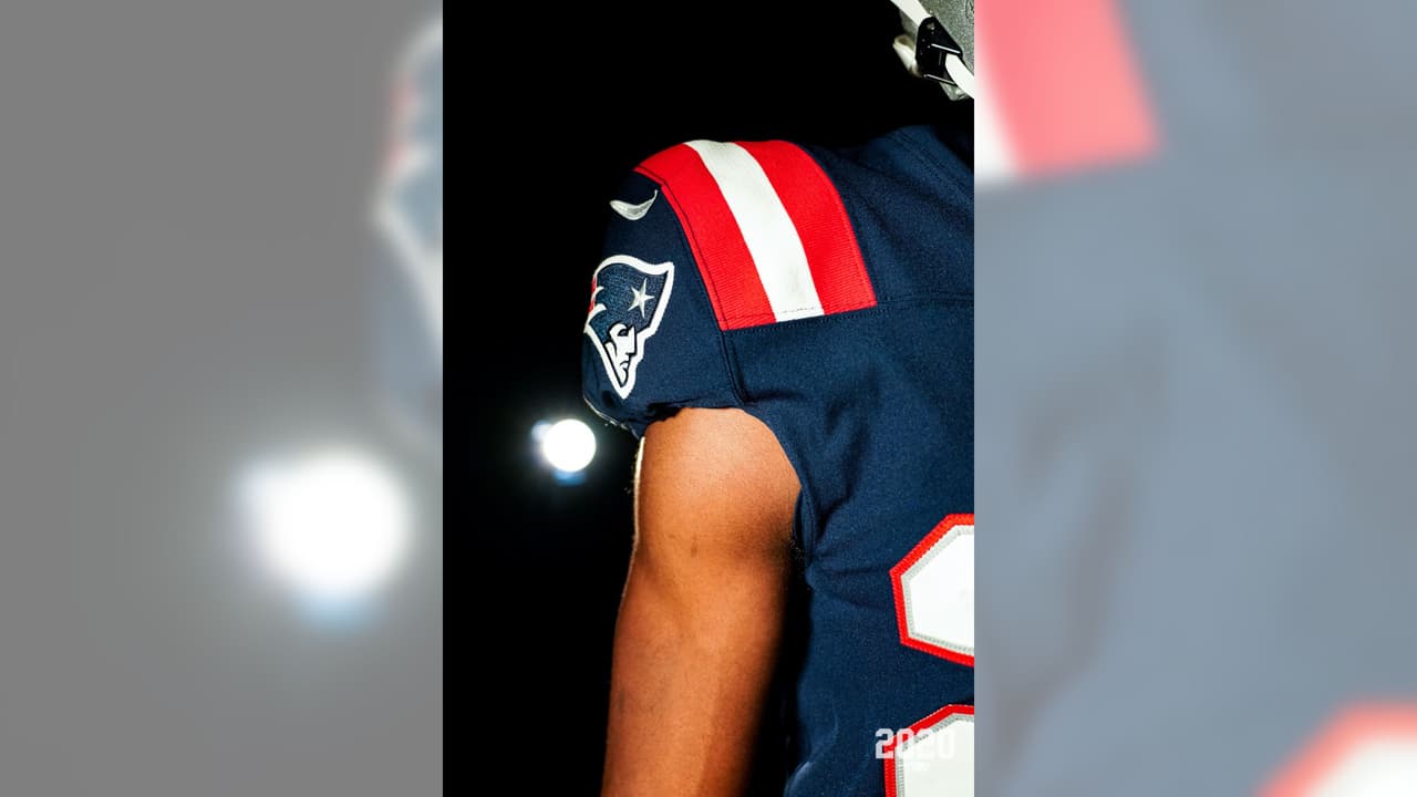 Los Patriots ya sin la presencia de Brady y en modo de reestructuración presentaron su nueva indumentaria para la temporada 2020 en la NFL. El color azul es muy similar al modelo color rush y el blanco es una adaptación combinando con las licras azules.