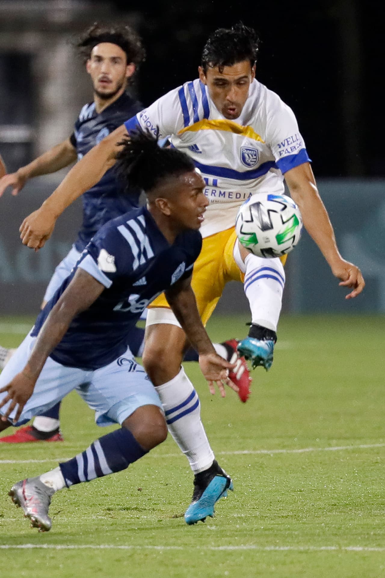 Con goles de Andy Rios, Chris Wondolowski, Shea Salinas y del mexicano Oswaldo Alanís, los San Jose Earthquakes vinen de atrás para derrotar a los Vancouver Whitecaps.