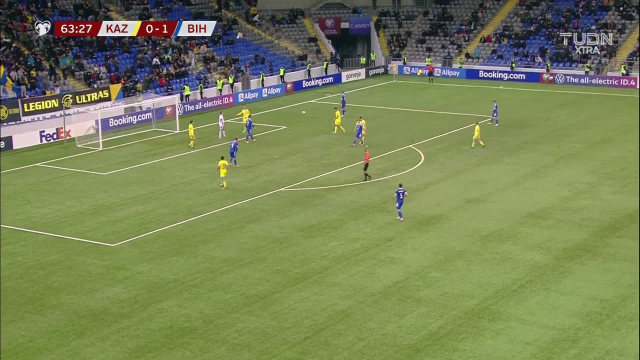 ¡TIRO ATAJADO! disparo por Edin Dzeko.