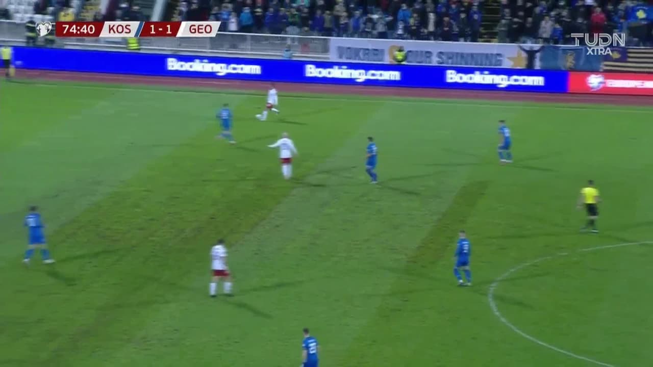 ¡TIRO ATAJADO! disparo por Vedat Muriqi.