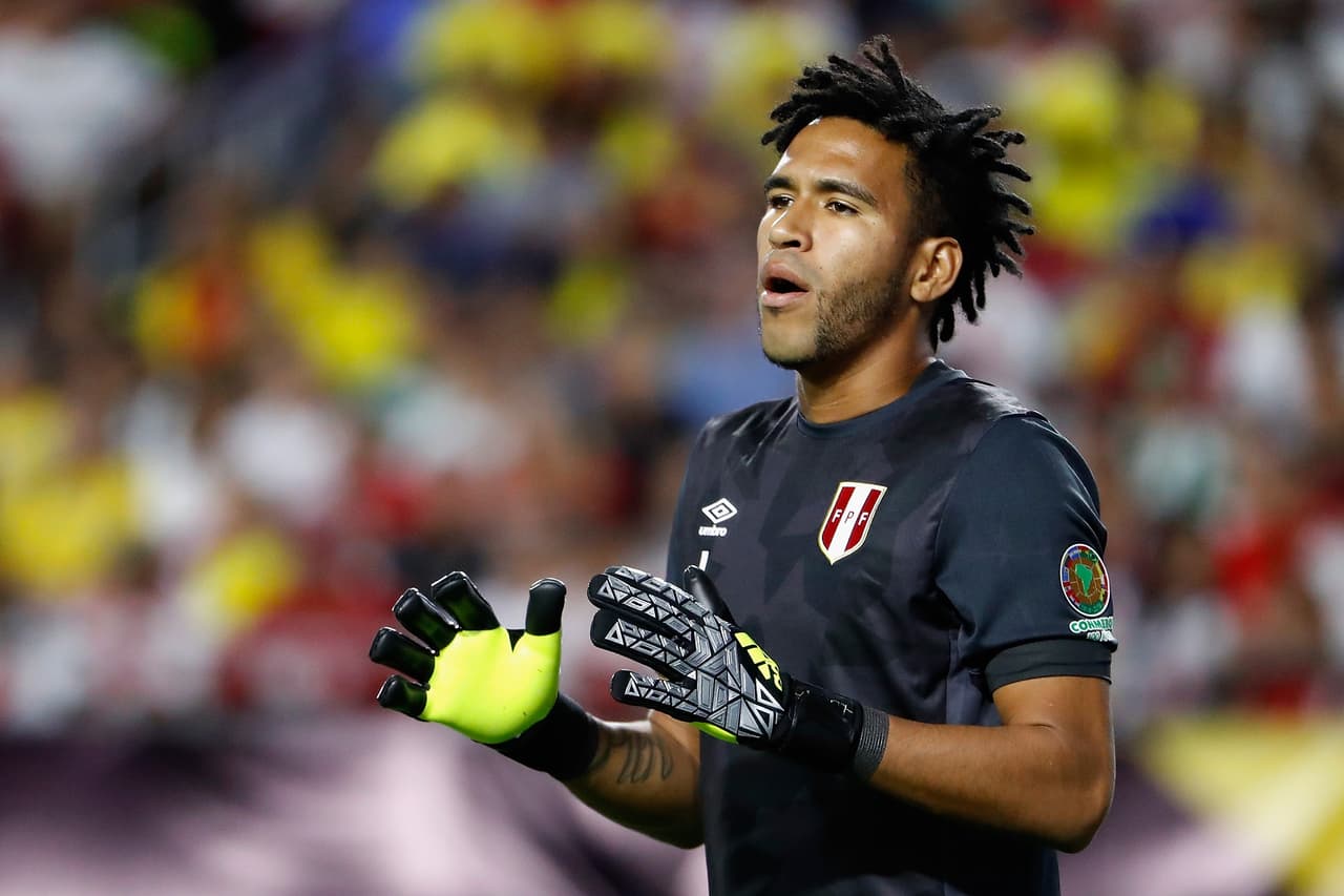 GLENDALE, AZ - JUNE 08: Goalkeeper Pedro Gallese #1 of Peru reacts during the first half of the 2016 Copa America Centenario Group B match against the Ecuador at University of Phoenix Stadium on June 8, 2016 in Glendale, Arizona. Peru and Ecuador tied 2-2. (Photo by Christian Petersen/Getty Images)