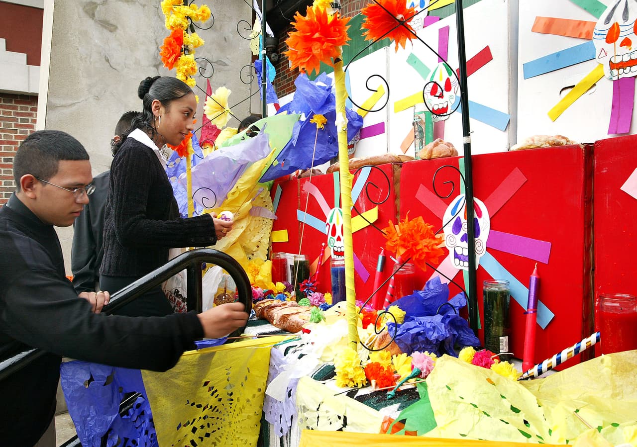 Es importante también la representación de los elementos naturales. Por ejemplo, el aire se asocia con el papel picado. Es un papel delgado de colores conocido en México también como papel de china, con varios cortes que forman figuras como calaveras, catrinas, calabazas, tumbas y palabras referentes a la ocasión. Se pegan en rectángulos y se unen con hilos para formar una guirnalda sobre al altar.