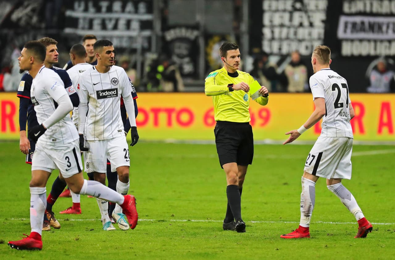 Al final solo fue tarjeta amarilla para el jugador del Eintracht.