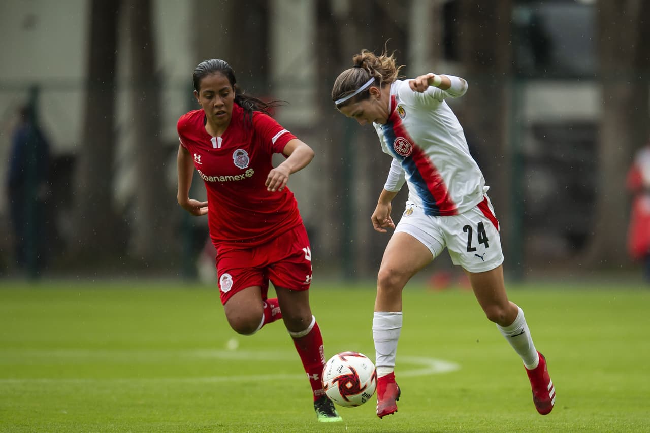 Las Chivas no se tocan el corazón y golean a las Diablas del Toluca para asegurar su lugar en la cima del torneo.