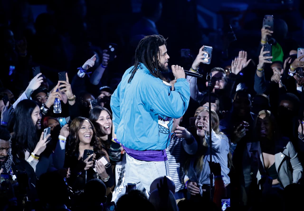 El rapero J. Cole se presentó en el intermedio de la edición 68 del NBA All-Star Game en Charlotte, North Carolina.