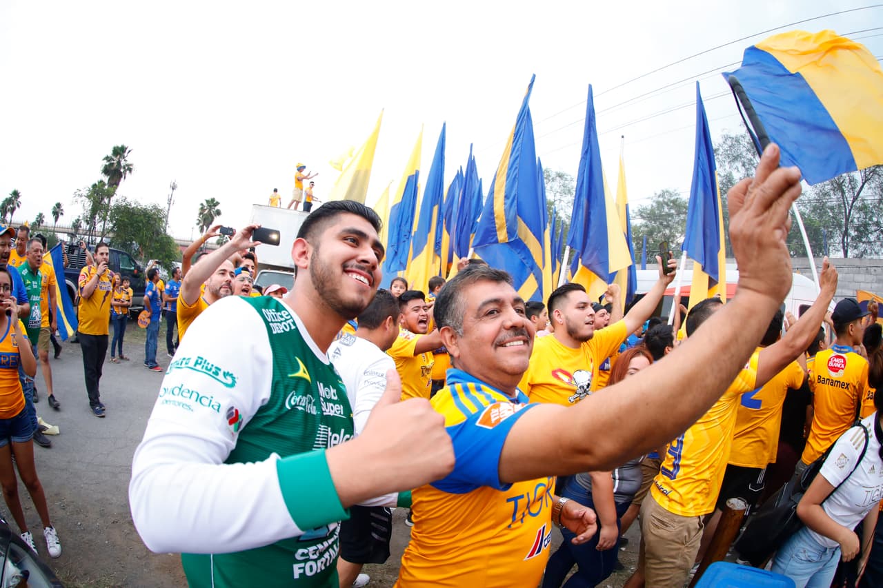 Aficionados de Tigres, mayoritariamente, y del León, tomaron por 'asalto' las inmediaciones del Estadio Universitario para atestiguar el juego de Ida de la Final del Clausura 2019 de la Liga MX en Monterrey. Se esmeraron y le pusieron un fantástico ambiente.