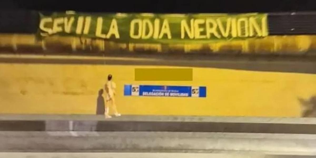 Cuelgan de un puente muñeco con camiseta de un compañero de Tecatito 