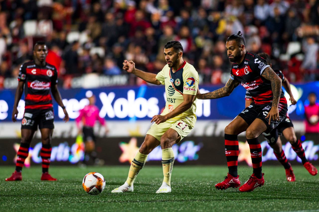 Para la segunad mitad el juego se mantuvo con intesidad pero niguno de los dos encontró el arco.