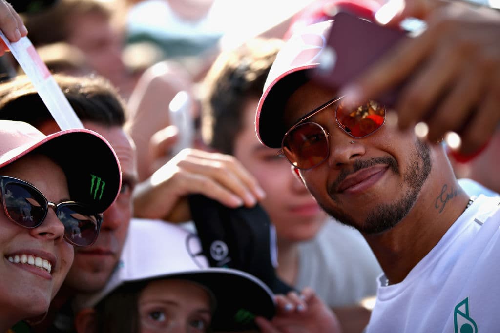 La demanda de fotos y autógrafos con el cuatro veces campeón del mundo es altísima, y no es para menos, un personaje de su estirpe siempre es muy solicitado.