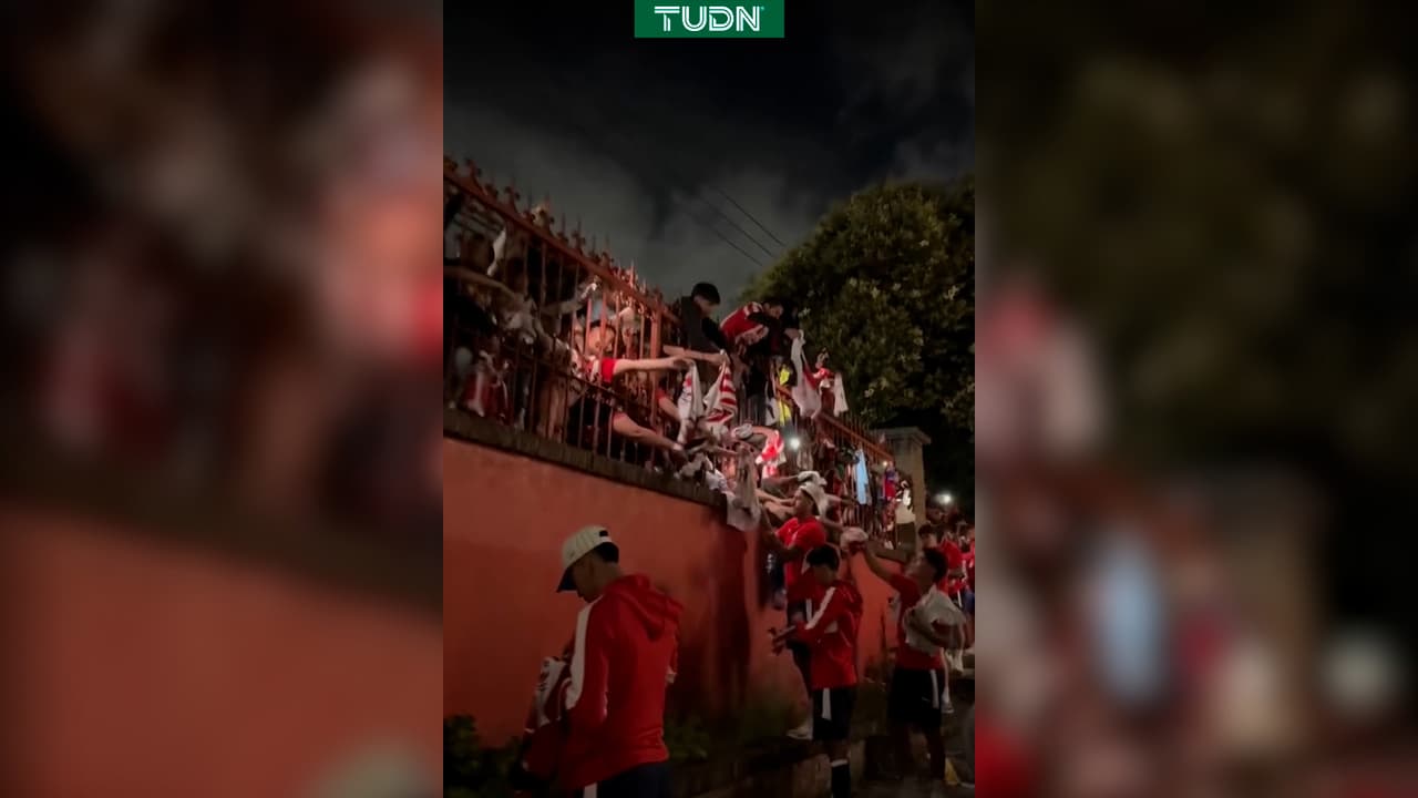 Alan Pulido hace llorar a niño rojiblanco