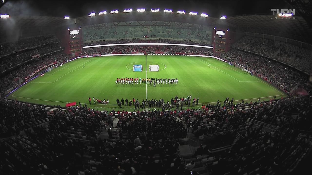 ¡Emotividad pura! Así se retumban los himnos de México y Trinidad