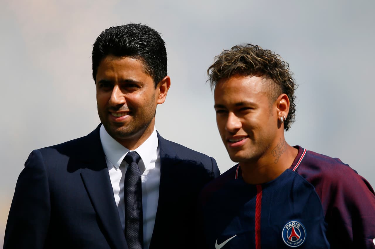 El PSG sacó la chequera y pagó más de 300 millones de euros por Neymar Jr, al F.C. Barcelona, convirtiendo al brasileño en el jugador más caro de la historia. Además, no solo fue él sino también Kylian Mbappé (un poco más de 100 millones), el que llegó al club.