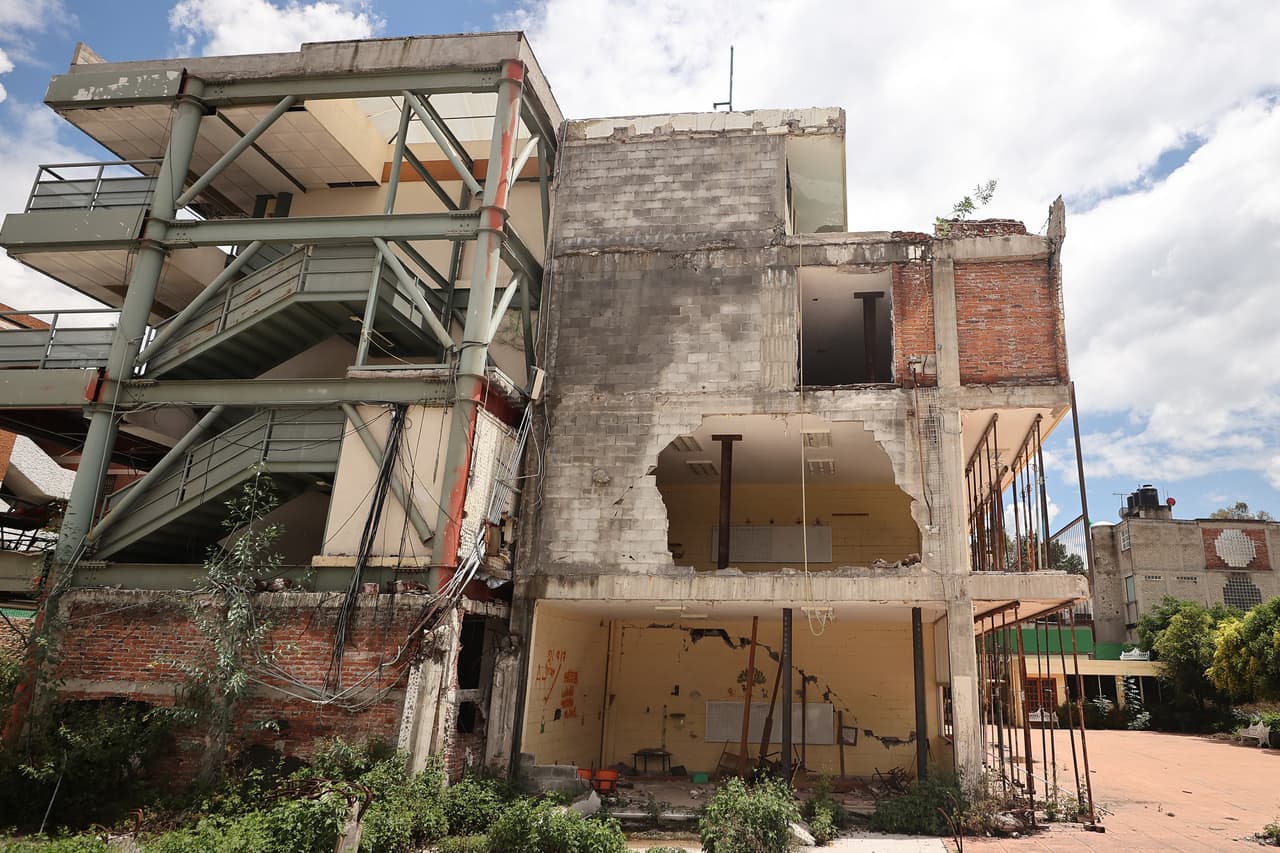 MEXICO CITY, MEXICO - SEPTEMBER 19: View of classrooms of the Enrique Rebsamen School where 21 children and four adults died in the 2017 earthquake during the anniversary of the September 19 Earthquakes on September 19, 2021 in Mexico City, Mexico. On September 19, 1985 a 8.1 magnitude earthquake with epicenter in the State of Michoacan, caused severe damages in various cities, principally in the capital of the country, Mexico City. 32 years later on the same day of 2017, a 7.1 magnitude earthquake struck the central part of the nation, including once again, Mexico City. (Photo by Hector Vivas/Getty Images)