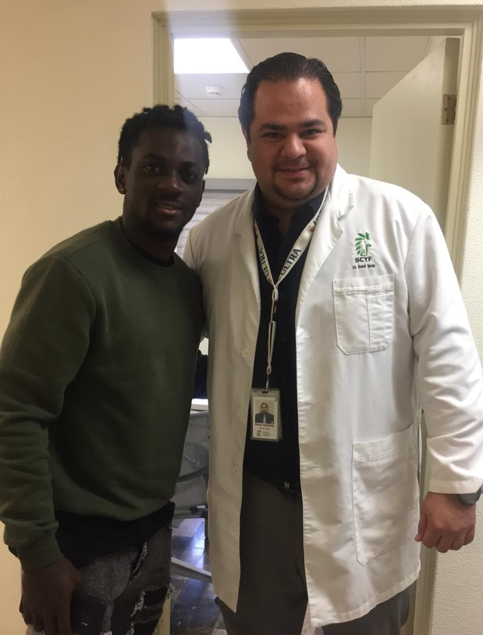 Aké Loba realiza exámenes médicos con Rayados