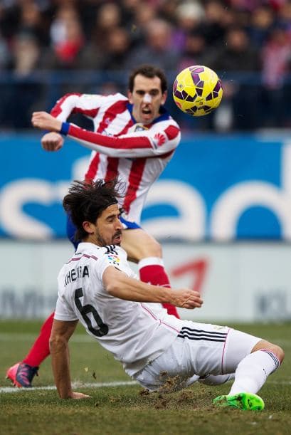 Además de los partidos en la Liga, tanto los Merengues como los Culés deberán jugar los cuartos de final de la Champions League y ambos tienen durísimos rivales. Los primeros, al también español Atlético de Madrid y los segundos a los franceses del PSG.