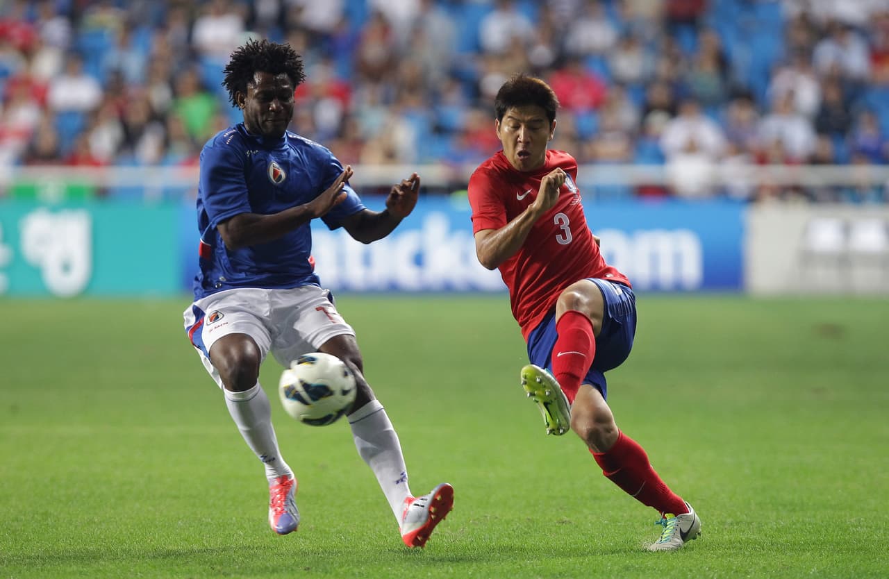 Jeff Louis (izq), el centrocampista de Haiti buscará sacarle provecho a su experiencia en el viejo continente para ayudar a una débil selección a dar sorpresas en la Copa Oro.