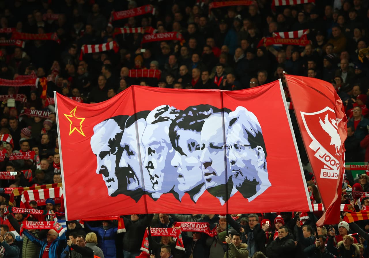 Los fans del Liverpool portan con orgullo banderas, mantas y todo de los Reds.