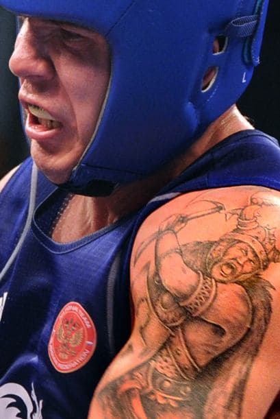 El ruso Nikita Ivanov lucha contra Peter Mullenberg de los Países Bajos durante los Campeonatos de Europa de Boxeo Amateur.