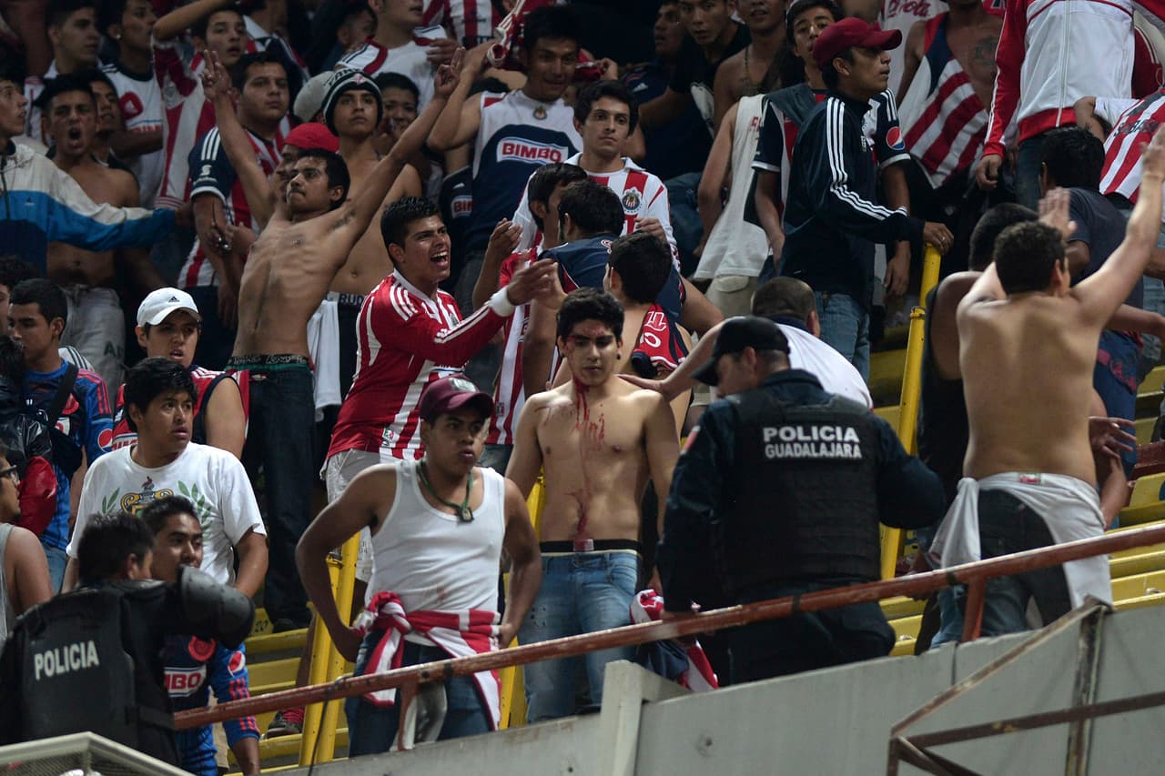 Los policías eran superados en cantidad por los seguidores que realizaron la agresión en las tribunas.