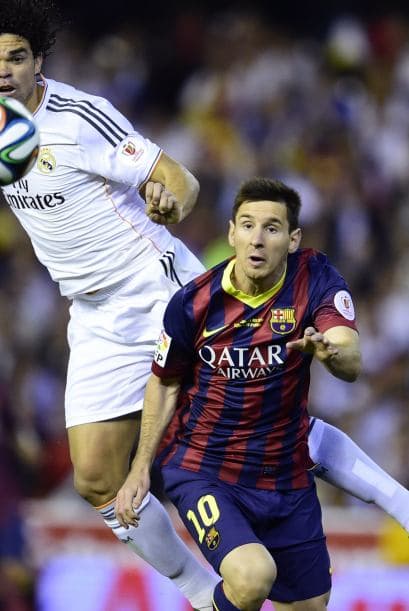 Está a un gol de 251 tantos anotados por Telmo Zarra, máximo goleador histórico de la Liga. Para igualarlo o superarlo tendrá que superar otras luchas que se le presentarán en la cancha. Si no juega Luis Suárez desde el inicio, Messi tendrá una sombra llamada Pepe. Al astro del Barcelona se le da bien el Real Madrid, le ha hecho 21 goles en las diferentes competencias, pero el Real Madrid tratará de que no logre un hito histórico en el Bernabéu.