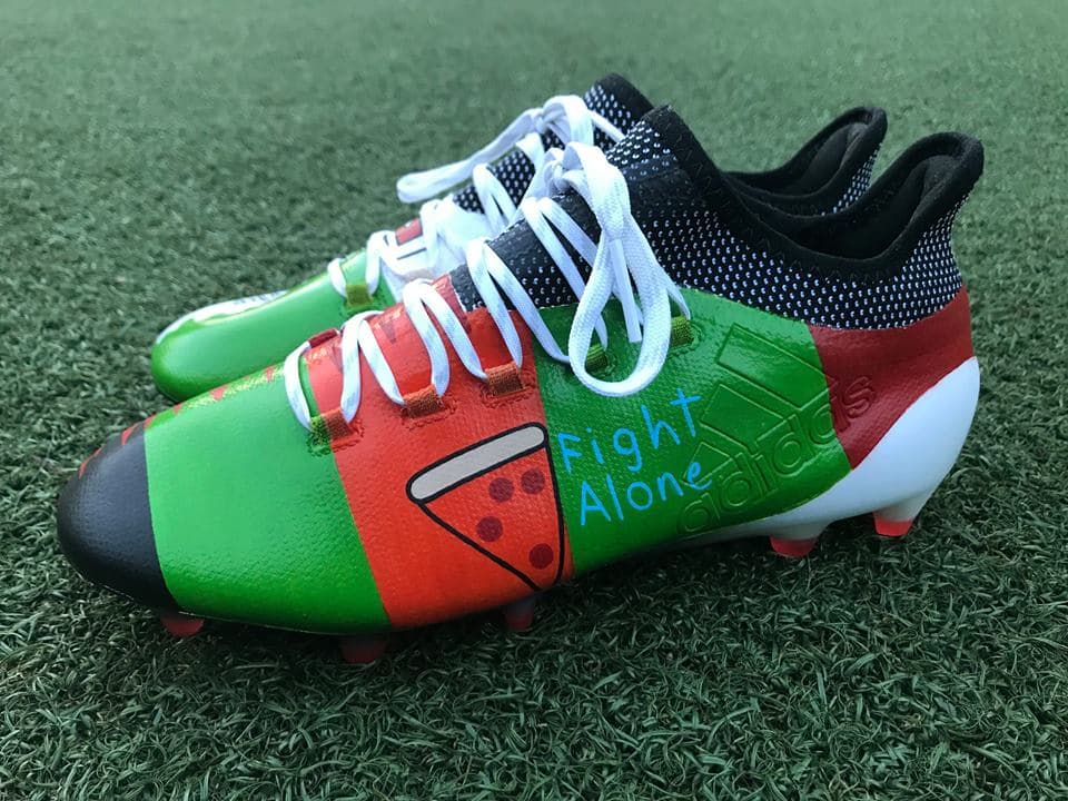 Y hasta una porción de una rica sandía (¿O es un trozo de pizza?) quedará inmortalizada en este tan especial calzado. (New York Red Bulls)